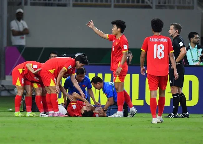 Game thủ chuyên nghiệp đang thi đấu trên máy tính, biểu tượng cá cược eSports tại i9bet141 game bài